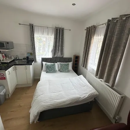 Homestay 3rd Flat With Private Toilet And Bathroom Setup For Family Enjoyment 134 Keedonwood Road *
