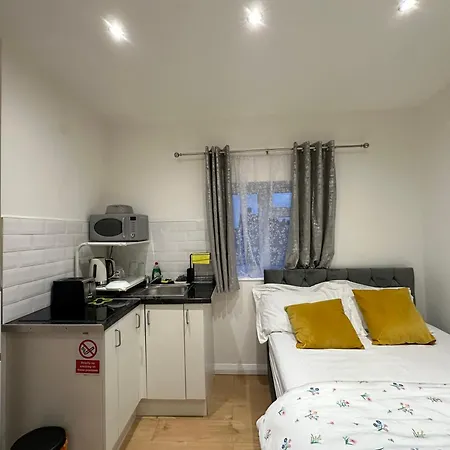 Homestay 3rd Flat With Private Toilet And Bathroom Setup For Family Enjoyment 134 Keedonwood Road Bromley