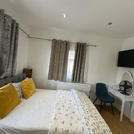 3rd Flat With Private Toilet And Bathroom Setup For Family Enjoyment 134 Keedonwood Road * Bromley