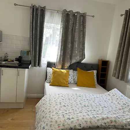3rd Flat With Private Toilet And Bathroom Setup For Family Enjoyment 134 Keedonwood Road Homestay