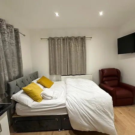 3rd Flat With Private Toilet And Bathroom Setup For Family Enjoyment 134 Keedonwood Road *