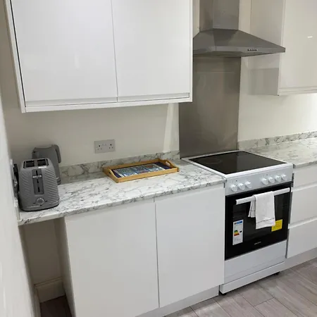 Holiday home Onsitestays - Large 3 Bedroom, 2 Bathroom, Driveway, Garden, Sleeps 6 Comfortably