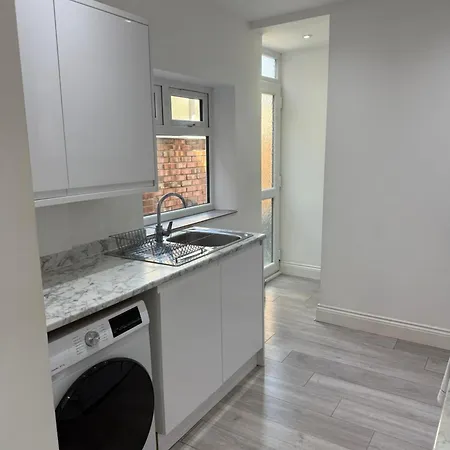 Holiday home Onsitestays - Large 3 Bedroom, 2 Bathroom, Driveway, Garden, Sleeps 6 Comfortably *