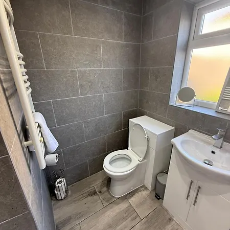 Holiday home Onsitestays - Large 3 Bedroom, 2 Bathroom, Driveway, Garden, Sleeps 6 Comfortably *