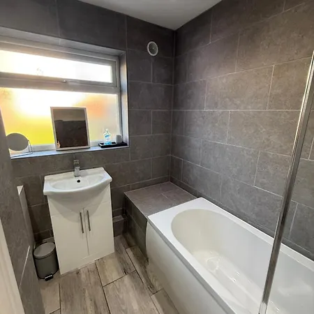 Onsitestays - Large 3 Bedroom, 2 Bathroom, Driveway, Garden, Sleeps 6 Comfortably Bexleyheath