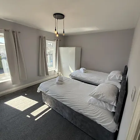 Onsitestays - Large 3 Bedroom, 2 Bathroom, Driveway, Garden, Sleeps 6 Comfortably * Bexleyheath