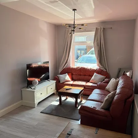 Onsitestays - Large 3 Bedroom, 2 Bathroom, Driveway, Garden, Sleeps 6 Comfortably