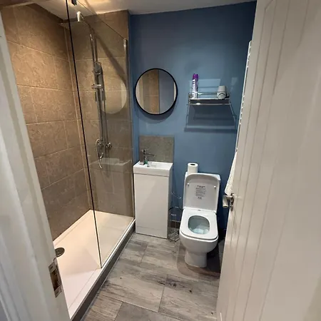Onsitestays - Large 3 Bedroom, 2 Bathroom, Driveway, Garden, Sleeps 6 Comfortably
