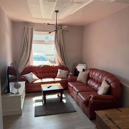 Onsitestays - Large 3 Bedroom, 2 Bathroom, Driveway, Garden, Sleeps 6 Comfortably *