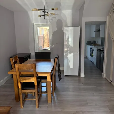 Onsitestays - Large 3 Bedroom, 2 Bathroom, Driveway, Garden, Sleeps 6 Comfortably