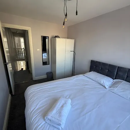 Onsitestays - Large 3 Bedroom, 2 Bathroom, Driveway, Garden, Sleeps 6 Comfortably Holiday home Bexleyheath