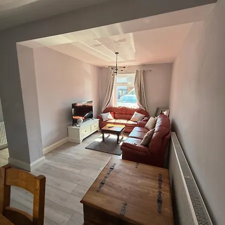 Onsitestays - Large 3 Bedroom, 2 Bathroom, Driveway, Garden, Sleeps 6 Comfortably *