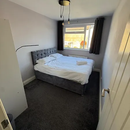 Holiday home Onsitestays - Large 3 Bedroom, 2 Bathroom, Driveway, Garden, Sleeps 6 Comfortably