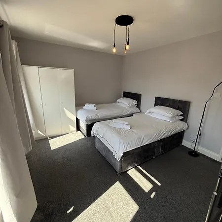 Holiday home Onsitestays - Large 3 Bedroom, 2 Bathroom, Driveway, Garden, Sleeps 6 Comfortably *