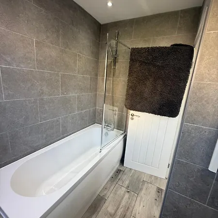 Onsitestays - Large 3 Bedroom, 2 Bathroom, Driveway, Garden, Sleeps 6 Comfortably Holiday home Bexleyheath