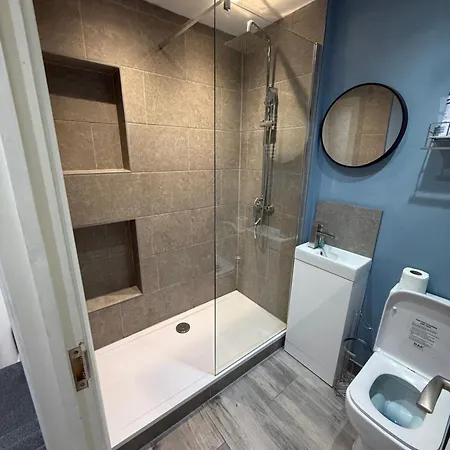 Onsitestays - Large 3 Bedroom, 2 Bathroom, Driveway, Garden, Sleeps 6 Comfortably