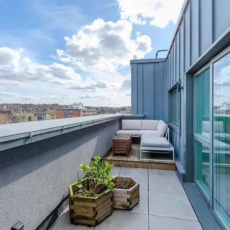 Magnificent New Cross 2br Penthouse With Balcony And Views London