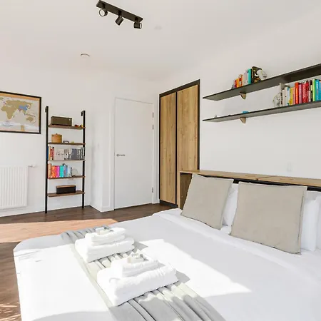 Magnificent New Cross 2br Penthouse With Balcony And Views London