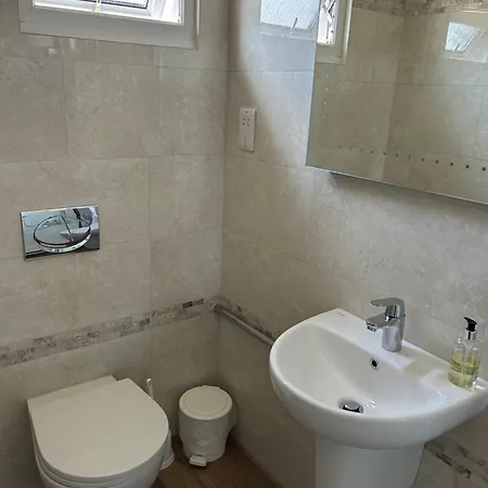 Oakwood Heathrow Bed & Breakfast 2*
