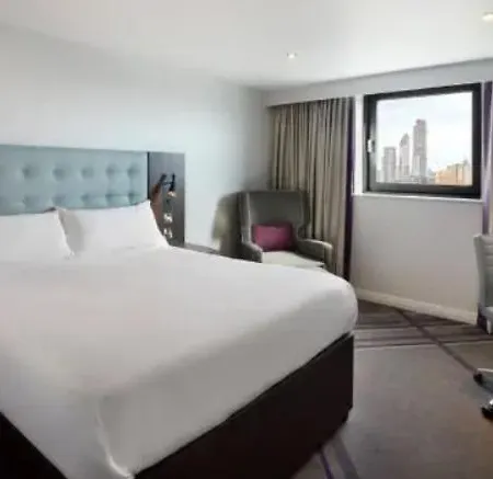 Double Only 100m From Train Station *