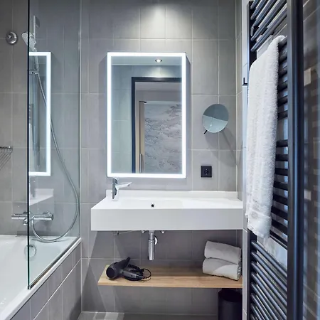 Adagio East 4*