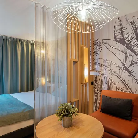 Adagio East 4*