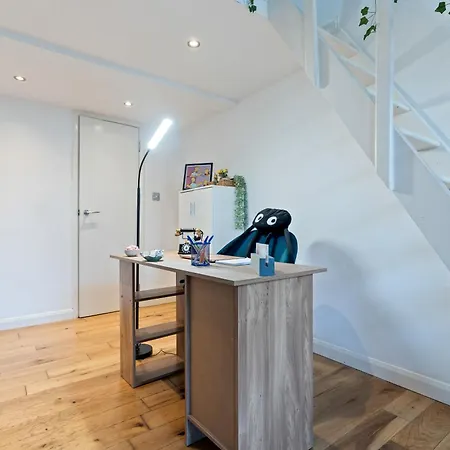 Apartment 1br Loft - Liverpool Street Sleeps 5 - The Simpsons Themed *