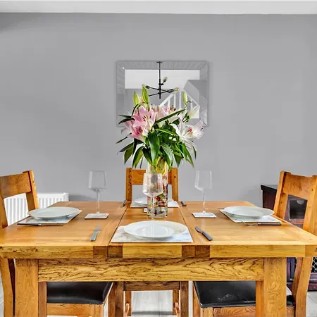 Onsitestays - Large 3 Bedroom, 2 Bathroom, Driveway, Garden, Sleeps 6 Comfortably Holiday home *