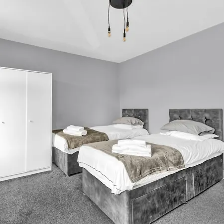 Holiday home Onsitestays - Large 3 Bedroom, 2 Bathroom, Driveway, Garden, Sleeps 6 Comfortably *