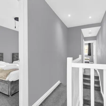 Onsitestays - Large 3 Bedroom, 2 Bathroom, Driveway, Garden, Sleeps 6 Comfortably *