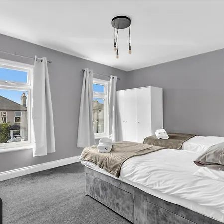 Onsitestays - Large 3 Bedroom, 2 Bathroom, Driveway, Garden, Sleeps 6 Comfortably * Bexleyheath