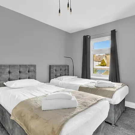 Holiday home Onsitestays - Large 3 Bedroom, 2 Bathroom, Driveway, Garden, Sleeps 6 Comfortably *
