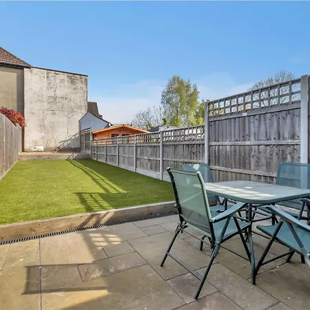 Onsitestays - Large 3 Bedroom, 2 Bathroom, Driveway, Garden, Sleeps 6 Comfortably