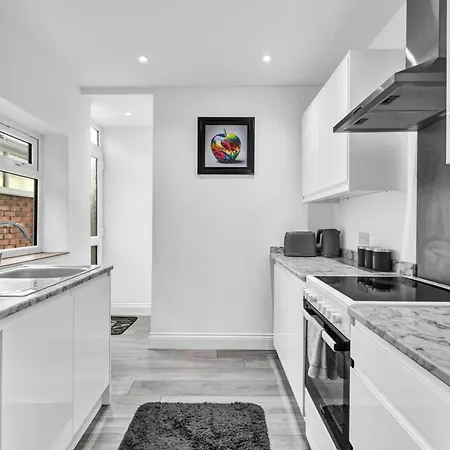 Onsitestays - Large 3 Bedroom, 2 Bathroom, Driveway, Garden, Sleeps 6 Comfortably *