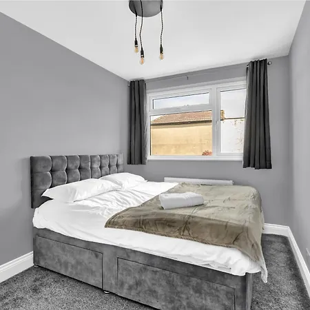 Onsitestays - Large 3 Bedroom, 2 Bathroom, Driveway, Garden, Sleeps 6 Comfortably Holiday home *