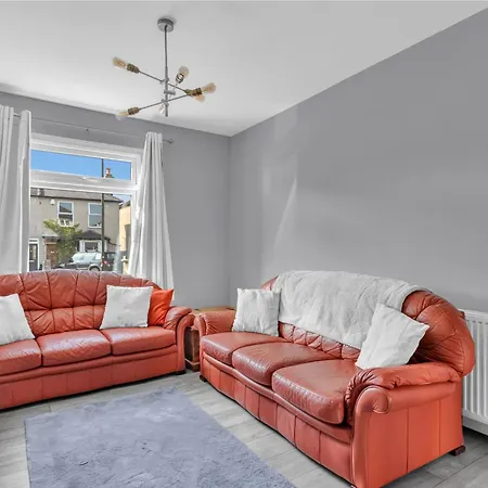 Holiday home Onsitestays - Large 3 Bedroom, 2 Bathroom, Driveway, Garden, Sleeps 6 Comfortably