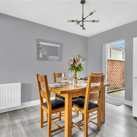Onsitestays - Large 3 Bedroom, 2 Bathroom, Driveway, Garden, Sleeps 6 Comfortably Bexleyheath