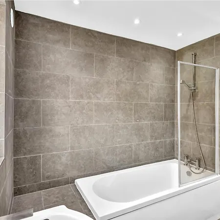 Onsitestays - Large 3 Bedroom, 2 Bathroom, Driveway, Garden, Sleeps 6 Comfortably *