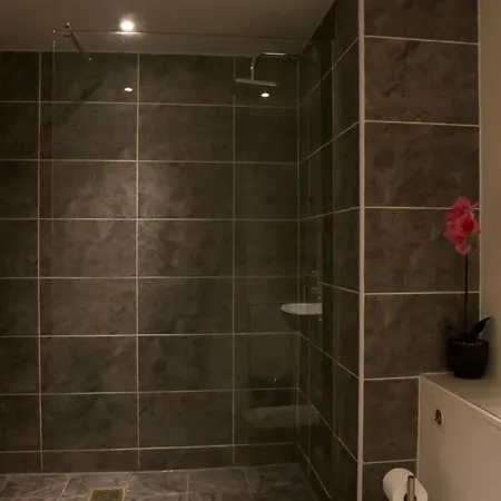 Riverside 3 Bed 2 Bath Apartment- Free Parking