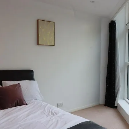 Apartment Riverside 3 Bed 2 Bath Apartment- Free Parking