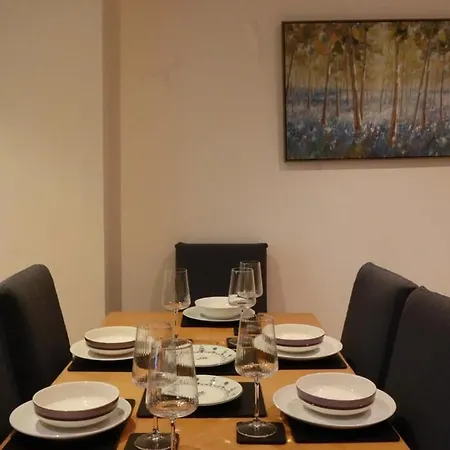Apartment Riverside 3 Bed 2 Bath Apartment- Free Parking *