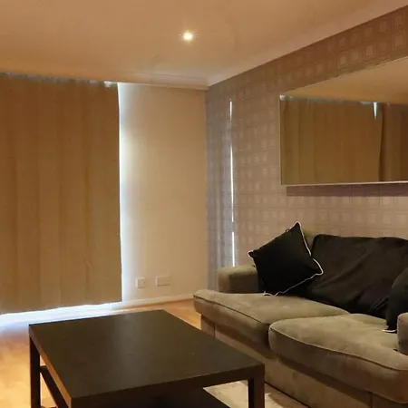 Riverside 3 Bed 2 Bath Apartment- Free Parking * London