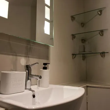 Riverside 3 Bed 2 Bath Apartment- Free Parking London