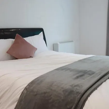 Riverside 3 Bed 2 Bath Apartment- Free Parking Apartment