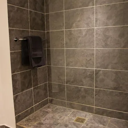 Riverside 3 Bed 2 Bath Apartment- Free Parking *