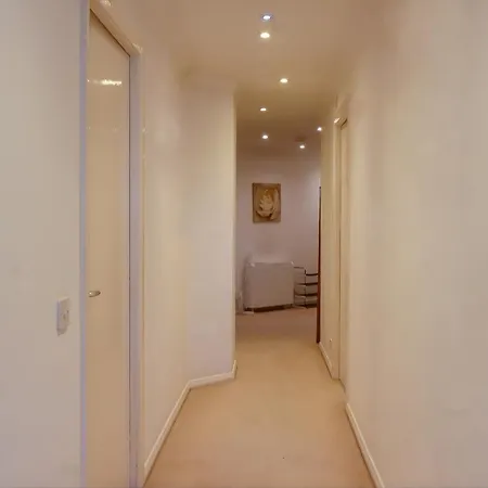 Riverside 3 Bed 2 Bath Apartment- Free Parking Apartment *
