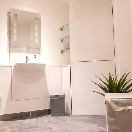 Riverside 3 Bed 2 Bath Apartment- Free Parking *
