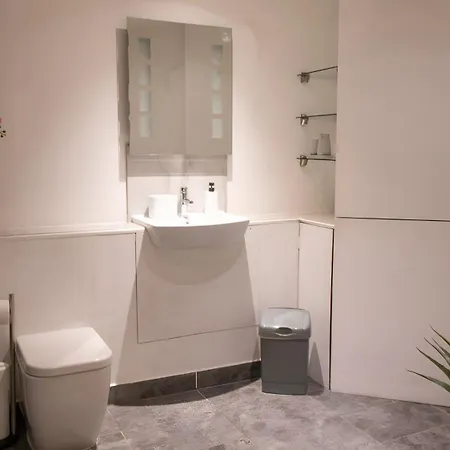 Apartment Riverside 3 Bed 2 Bath Apartment- Free Parking