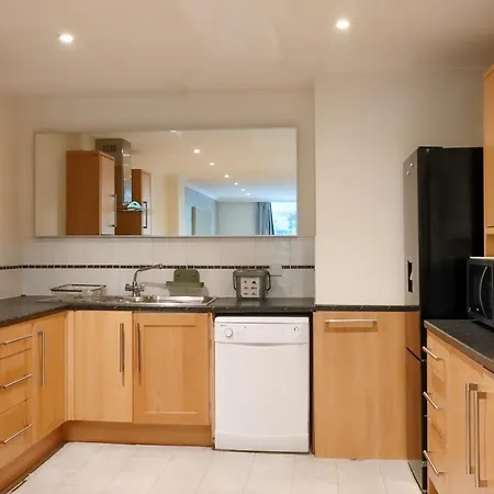 Riverside 3 Bed 2 Bath Apartment- Free Parking London