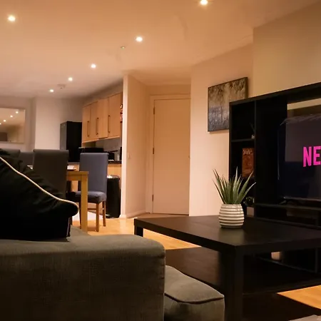 Riverside 3 Bed 2 Bath Apartment- Free Parking London